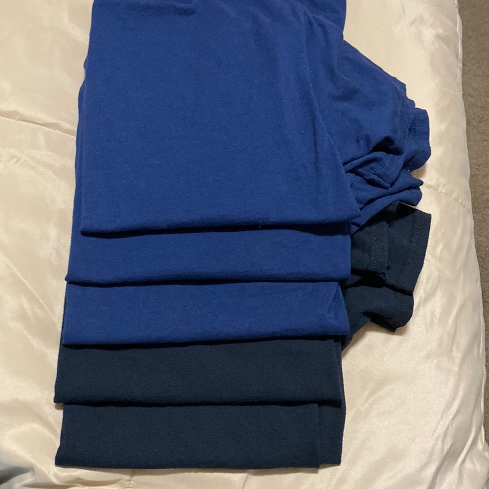 5 pack of tees size Small